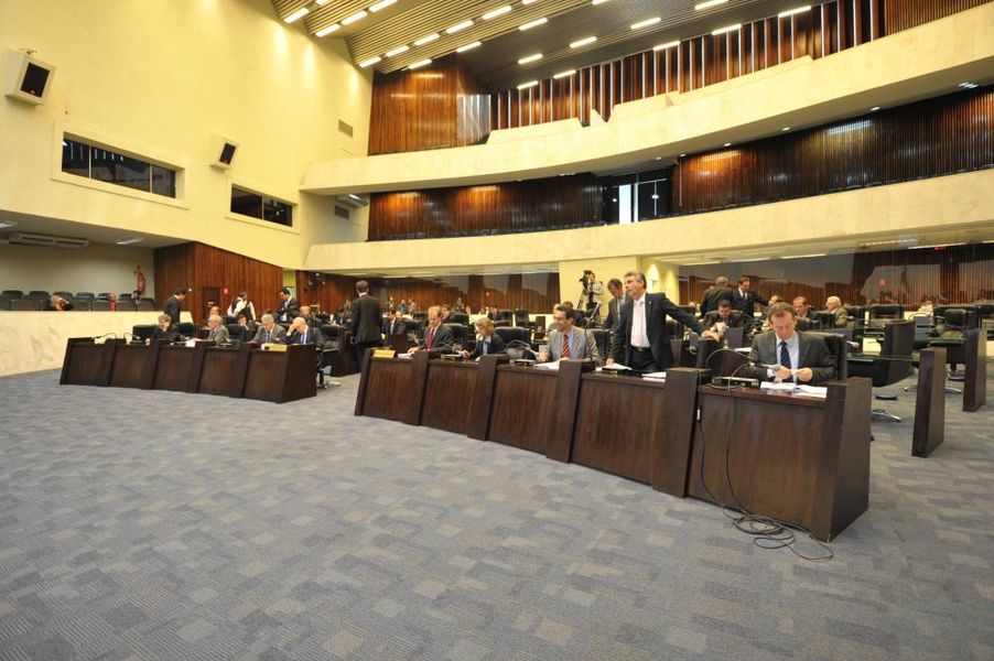 Parlamentares reunidos na sessão plenária desta segunda-feira (25).