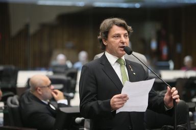 Projeto proíbe cobrança de juros e multas de mensalidades atrasadas na rede privada de ensino