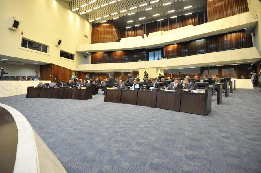 Parlamentares reunidos no plenário durante a sessão desta quarta-feira (12).