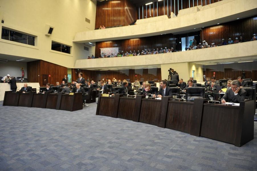Parlamentares reunidos na sessão plenária desta quarta-feira (20).