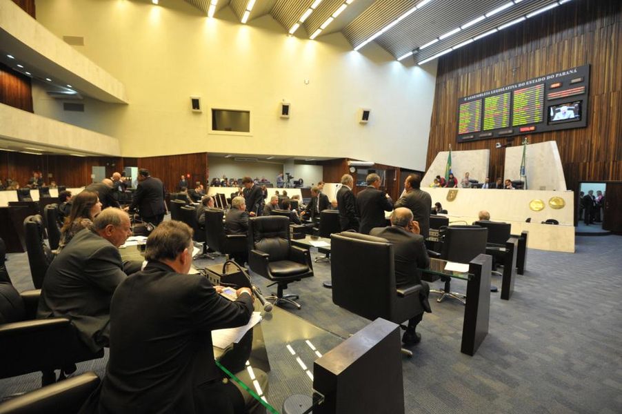 Parlamentares reunidos na sessão plenária desta terça-feira (02).