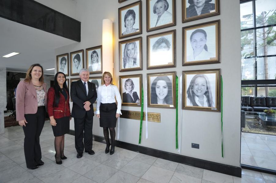 Da direita para a esquerda, deputada Rose Litro, deputado Rossoni, deputadas Cantora Mara Lima e Marla Tureck.