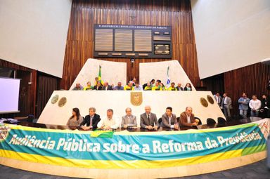 Deputados, senadores e líderes sindicais protestam contra a reforma da Previdência Social