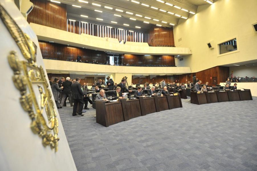 Parlamentares reunidos na sessão plenária desta quarta-feira (04).