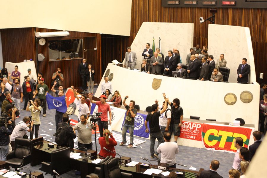 Invasão - manifestante rasga ordem do dia