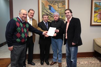 Rossoni recebe relatório final da Comissão do TC