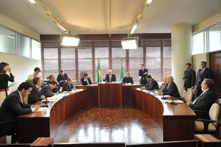 Parlamentares reunidos na CCJ nesta terça-feira (25).
