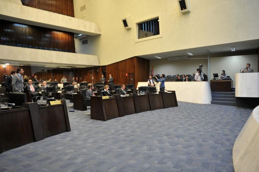 Visão geral do plenário durante a sessão desta quarta-feira (02).