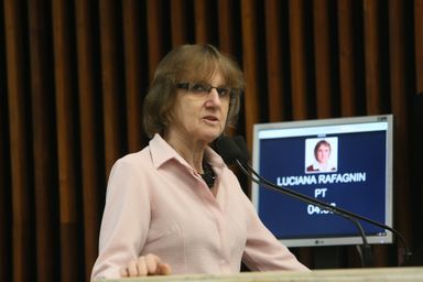 Deputada questiona Governo sobre o fechamento do ensino médio noturno no estado