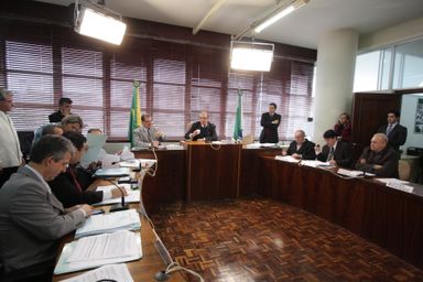 CCJ aprova mensagem regularizando cargos em comissão nas IEES