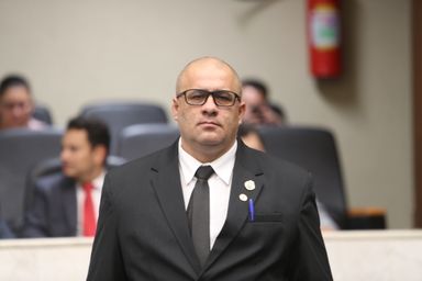 Projeto obriga empresas a retirarem fios soltos em postes