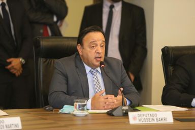 Hussein Bakri homenageia PMs que salvaram seis pessoas de afogamento em Matinhos