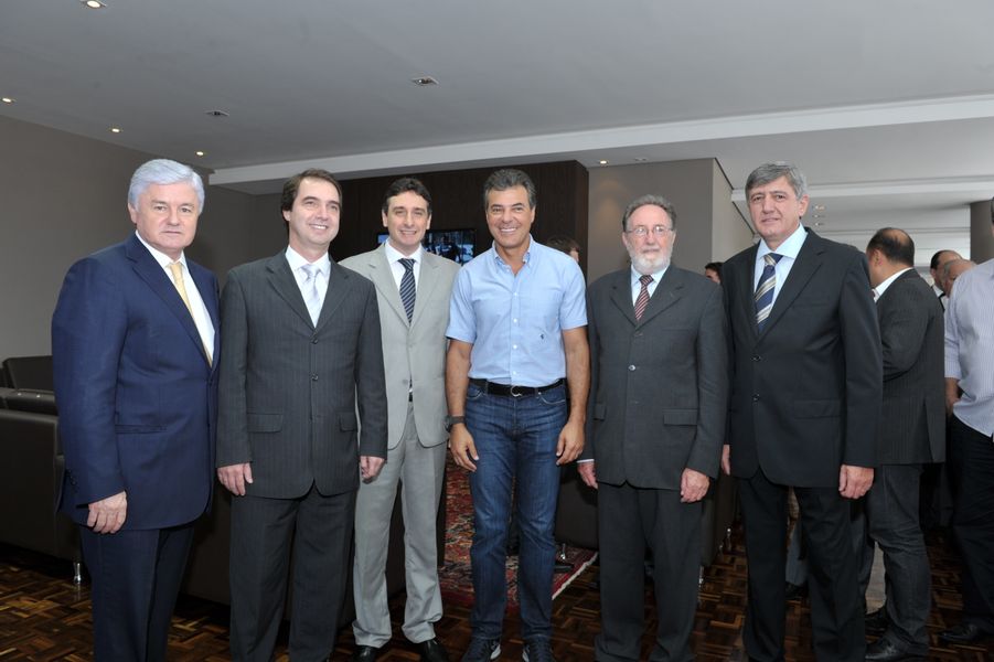 Beto Richa almoça com Rossoni e deputados empossados