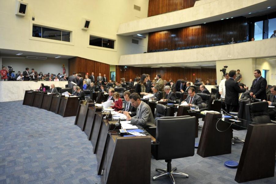 Visão geral do plenário durante a sessão desta segunda-feira (25).
