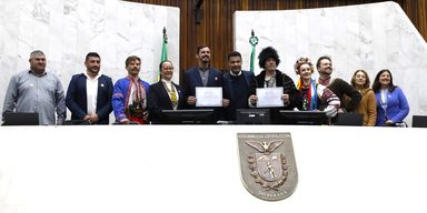 Assembleia Legislativa do Paraná condecora grupos culturais ucranianos de Prudentópolis