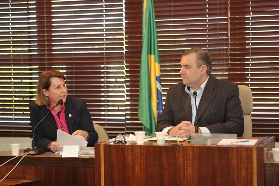 Na esquerda, Márcia Huçulak, superintendente de Atenção à Saúde da Secretaria e deputado Ney Leprevost (PSD).
