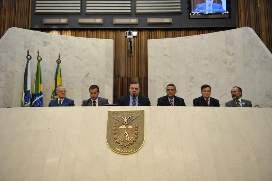 Composição da mesa durante a sessão solene em homenagem aos 160 anos de Polícia Civil no Paraná.