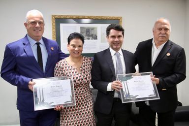 Deputada Marli Paulino (SD) entrega homenagem aos fundadores da Rede Nacional Inn Hotéis