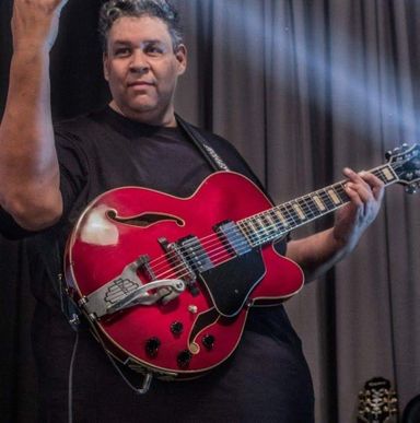 Comunicação & Arte traz para a Assembleia clássicos do rock na voz de Aurélio Vale