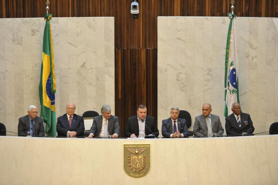 Composição da Mesa para a sessão solene em homenagem à Primeira Igreja Batista de Curitiba.