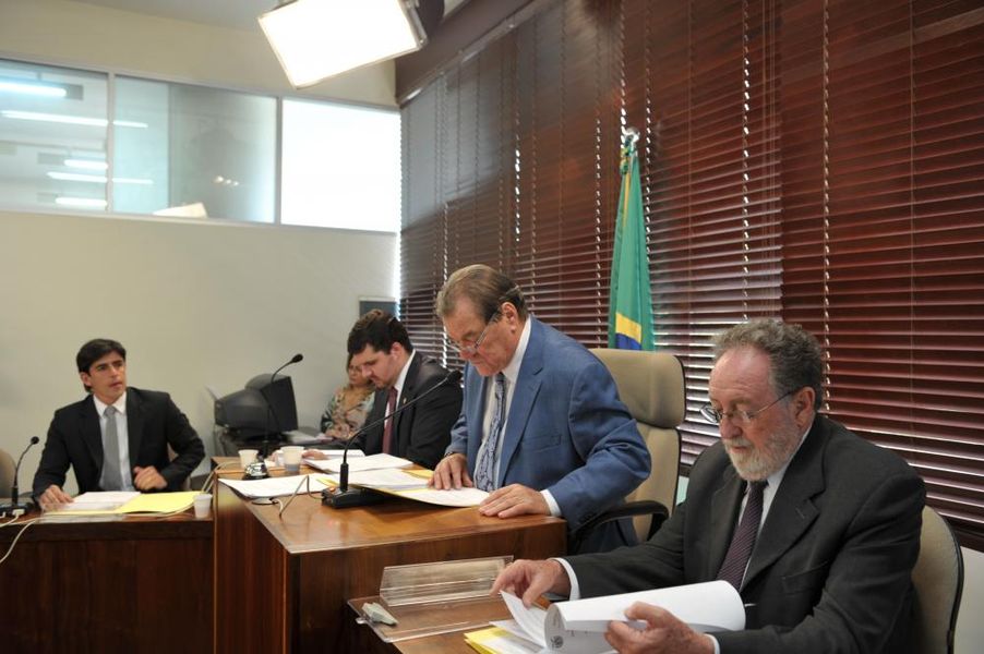 Comissão especial se reúne nesta segunda-feira (14).