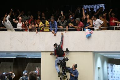 Sessão plenária é encerrada após invasão de manifestantes