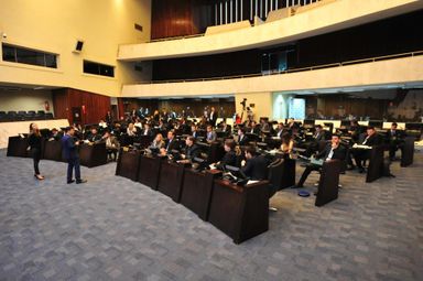 Estudantes aprovam 16 projetos na primeira sessão plenária do Parlamento Universitário