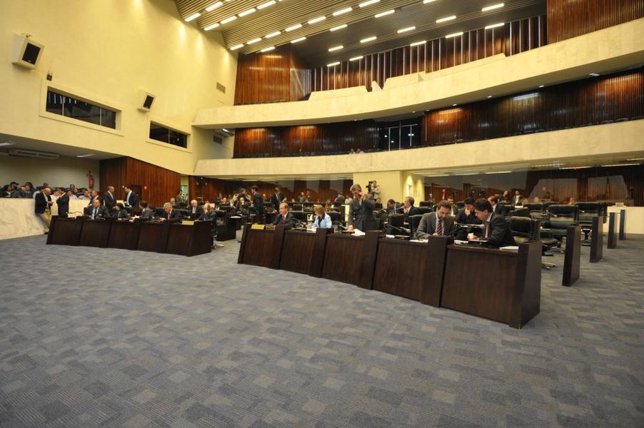 Parlamentares reunidos durante a sessão plenária desta quarta-feira (21).