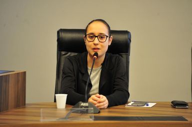 Acadêmica de 18 anos é eleita presidente da CCJ do Parlamento Universitário