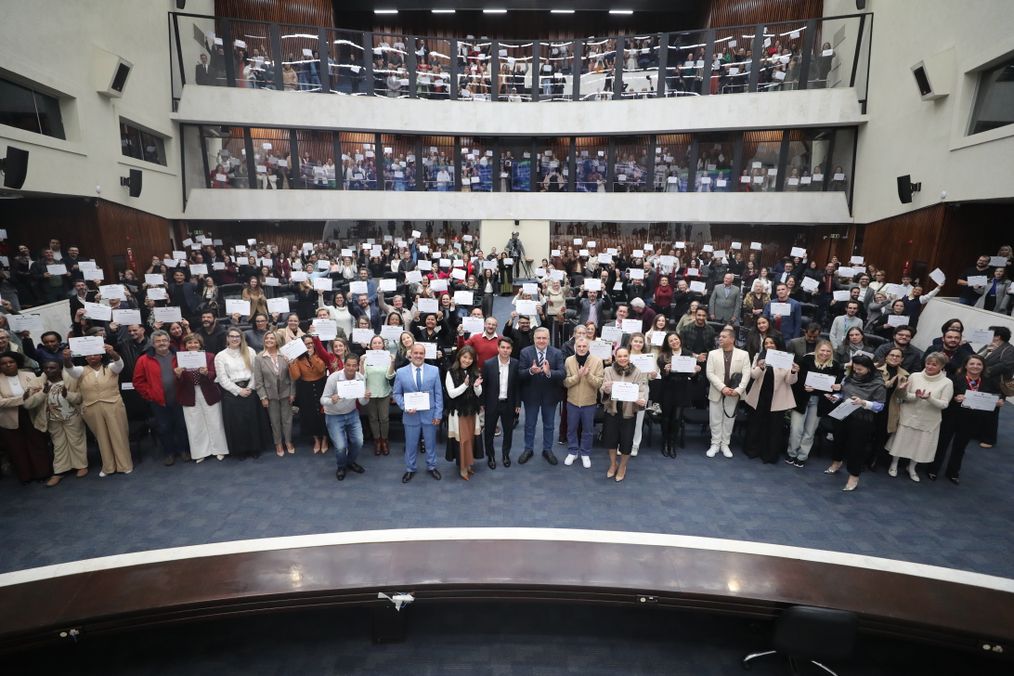 Assembleia Legislativa condecora profissionais da enfermagem em sessão solene pelo Dia Internacional da categoria