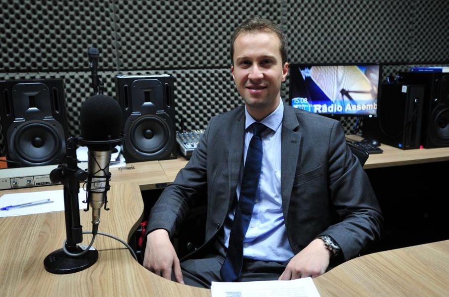 Dylliardi Alessi, entrevistado no programa Rádio Assembleia 