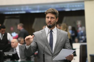 Requião Filho pede relatório sobre viagens de Governador e Secretários paranaenses