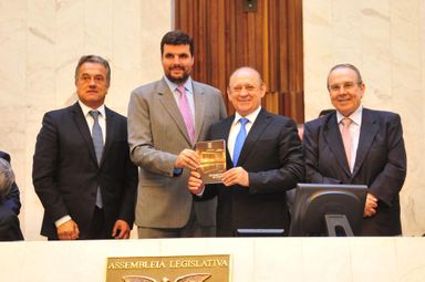 Deputados recebem exemplar impresso do novo Regimento Interno da Alep