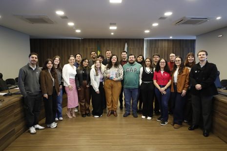 A programação técnica abordou temas centrais da estrutura parlamentar, aproximando os estudantes da dinâmica interna da Assembleia Legislativa do Paraná e das relações institucionais desenvolvidas no âmbito do Parlamento Estadual.
