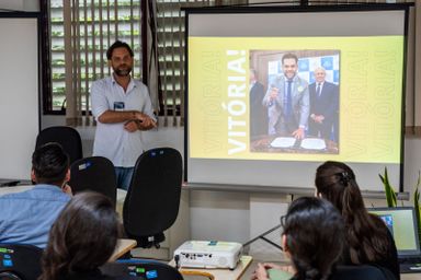 Deputado Goura (PDT) fala da aprovação da Lei Pétala em evento do Programa de Pós-Graduação em Farmacologia da UFPR