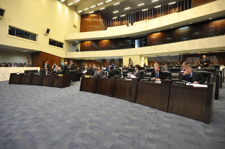 Parlamentares reunidos no plenário durante a sessão desta segunda-feira (06).