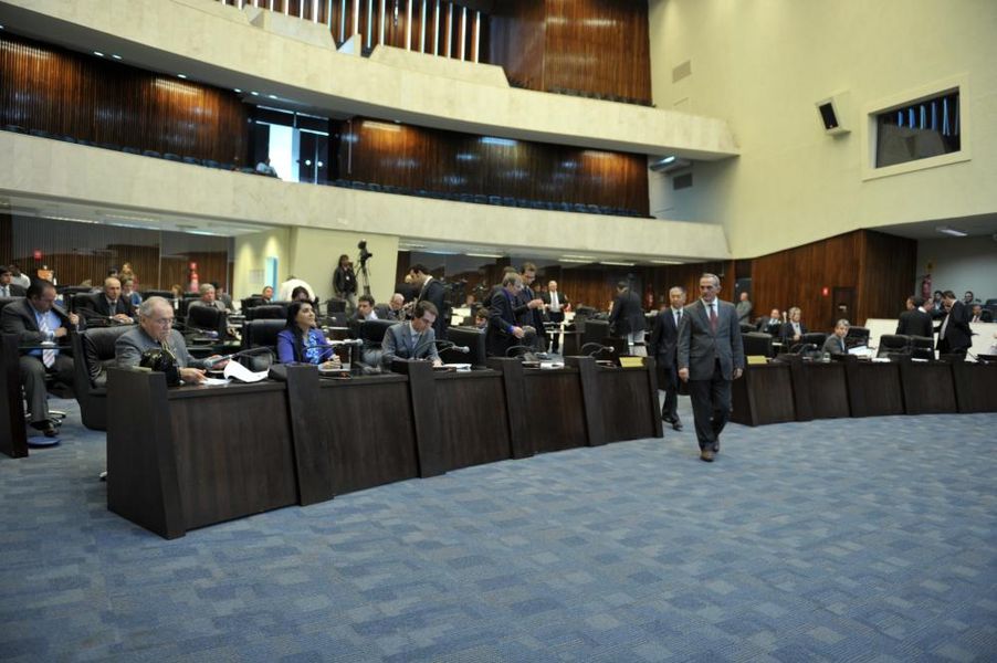 Plenário durante a sessão desta segunda-feira (12).