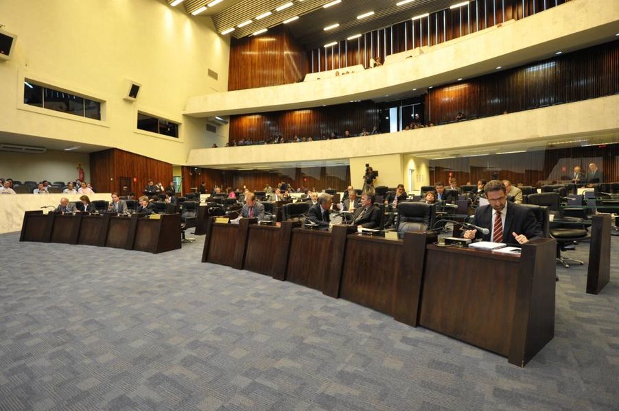 Parlamentares reunidos na sessão plenária desta terça-feira (21). 