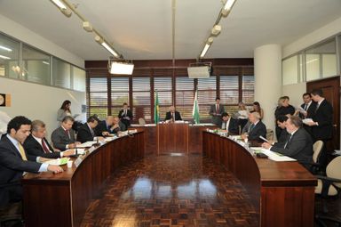 Pedido de vista adia votação de prorrogação dos mandatos de diretores de escolas pela CCJ