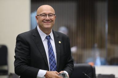 Deputado Luiz Claudio Romanelli (PSD) homenageia pioneiros na Assembleia Itinerante de Telêmaco Borba