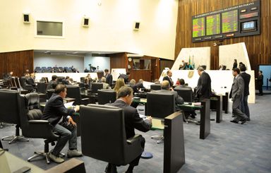 Projeto contra cobrança de taxa de material escolar de uso coletivo passa em primeiro turno