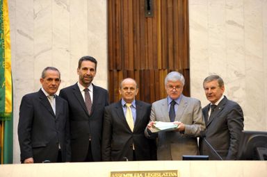 Rossoni recebe substitutivo geral ao projeto do Orçamento do Estado para 2015