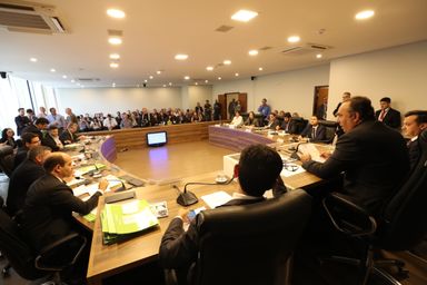 CCJ aprova projeto que concede título de cidadania ao empresário Luciano Hang