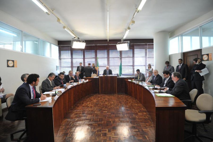 Parlamentares reunidos na CCJ nesta terça-feira (11).