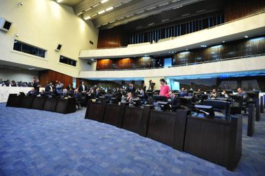 Projeto que estende meia-entrada a profissionais da educação básica é aprovado em primeiro turno