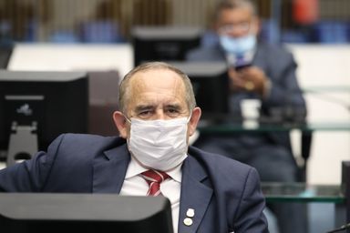 Deputados pedem esclarecimentos sobre suspensão do concurso