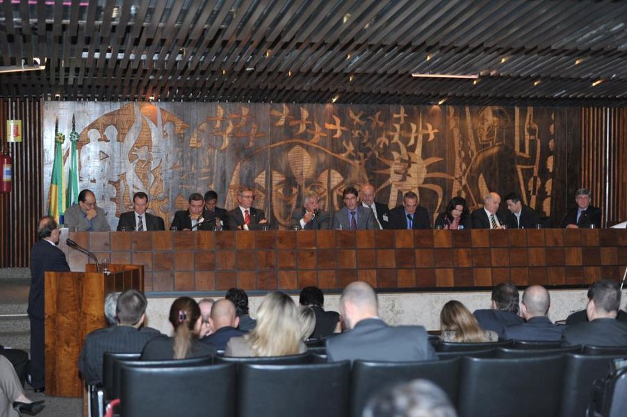 Visão geral da composição da mesa na audiência pública da CPI da Telefonia Móvel.