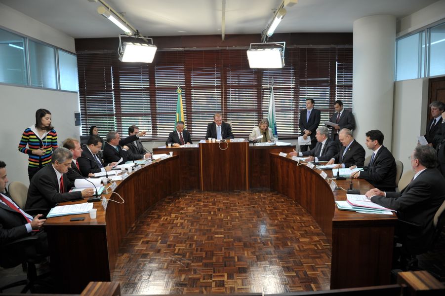 Deputados da Alep reunidos na CCJ nesta terça feira (23)