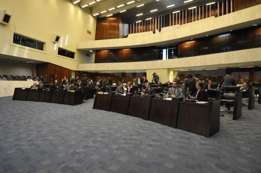 Parlamentares reunidos durante a sessão plenária nesta segunda-feira (04).