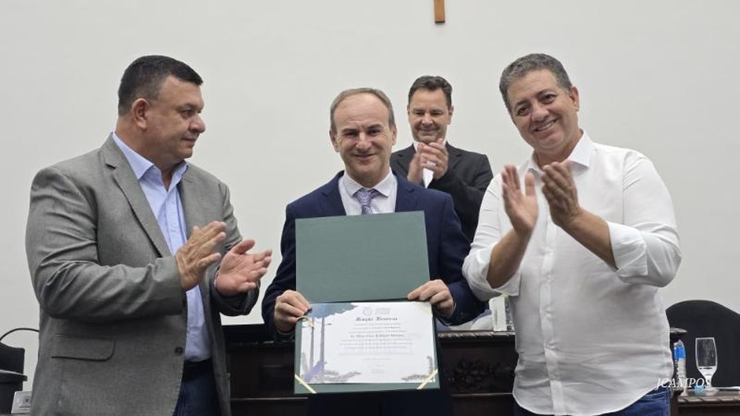 cobra homenagem medico